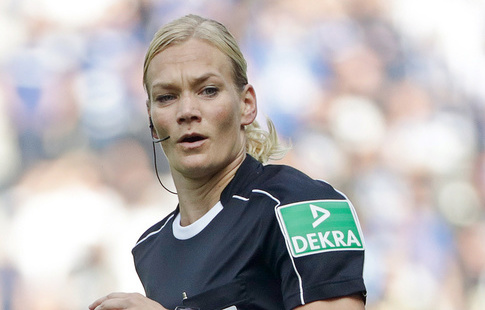 Женщина впервые работала в качестве главного судьи на матче Бундеслиги