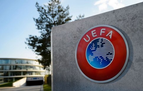 УЕФА до июня 2018 года дисквалифицировал футболиста'Марселя Эвра за удар болельщика