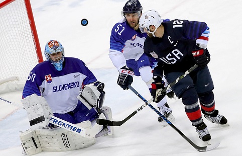 Сборная США по хоккею победила словаков и сыграет с чехами в четвертьфинале ОИ