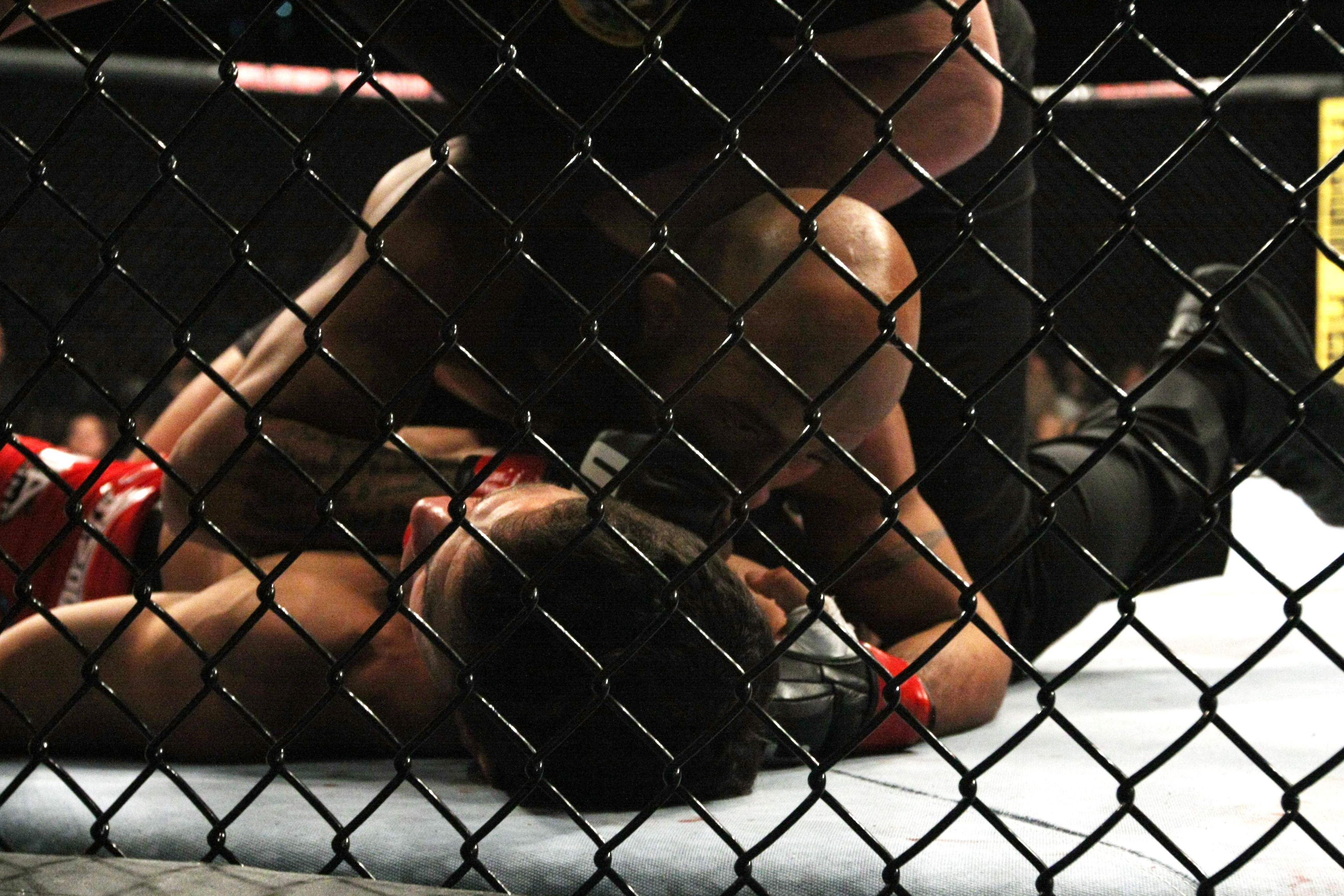 В главном поединке вечера экс-чемпион UFC Деметриус Джонсон встречался с......