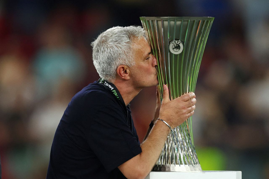 Моуринью - первый в истории тренер, выигравший Лигу чемпионов, Лигу Европы и Лигу конференций