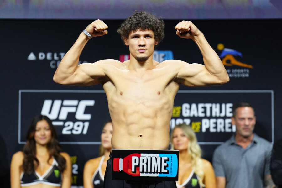 Гуру спорт. Nick Diaz. Ник Диаз взвешивание. Nick Diaz взвешивание. Ник Диаз с поясом.