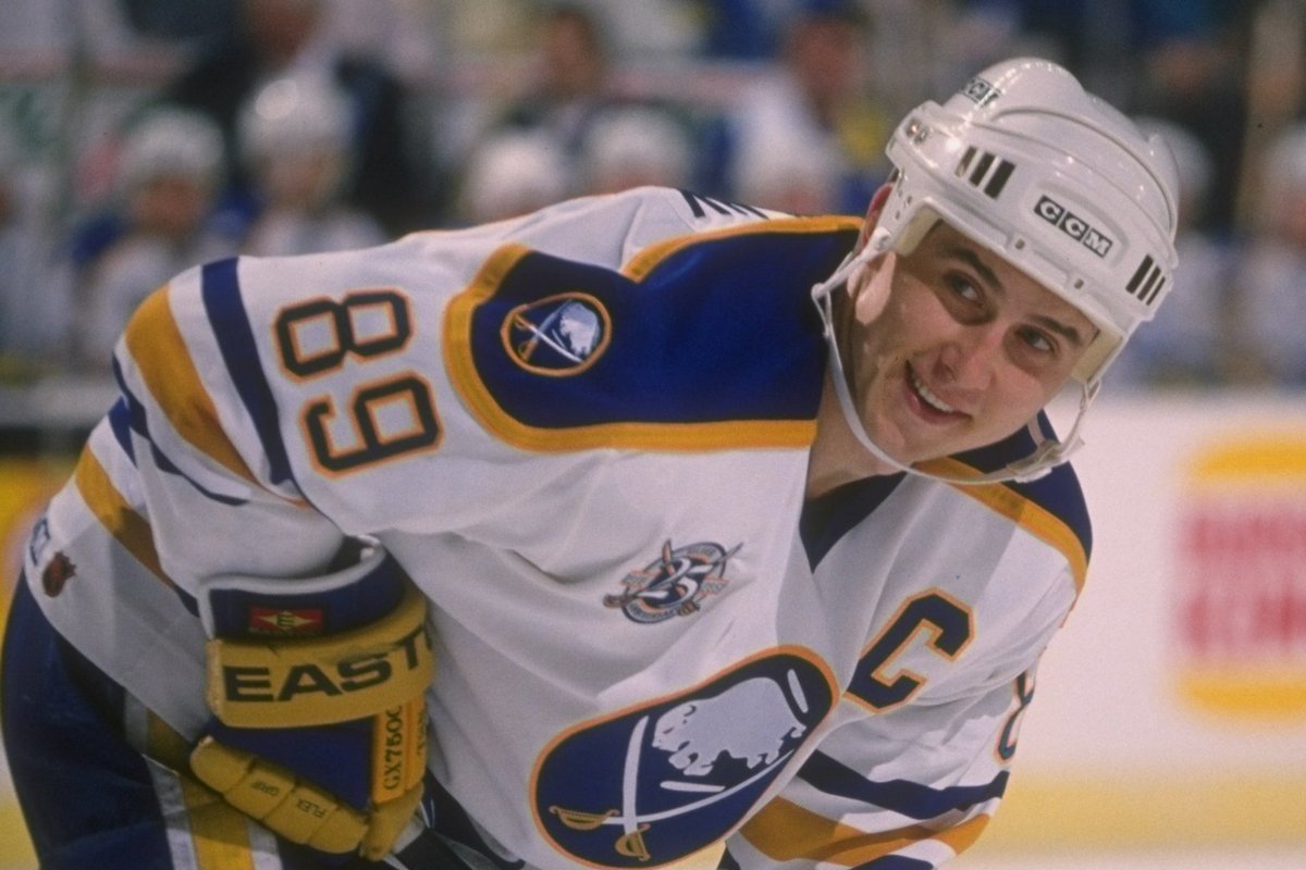 Даже Овечкин не смог побить его рекорд. НХЛ увековечила имя ещё одного русского