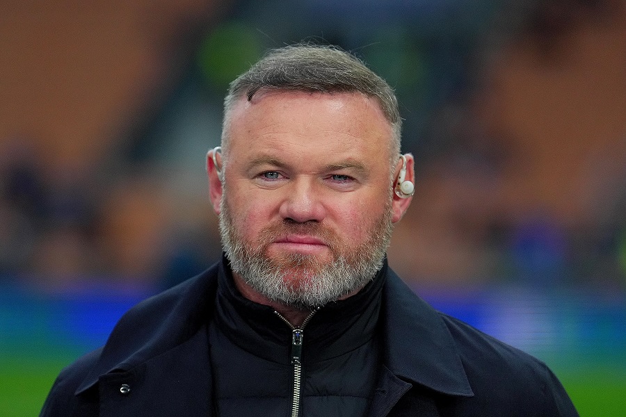 Руни не смог использовать наушник на съёмках из-за проблем со слухом