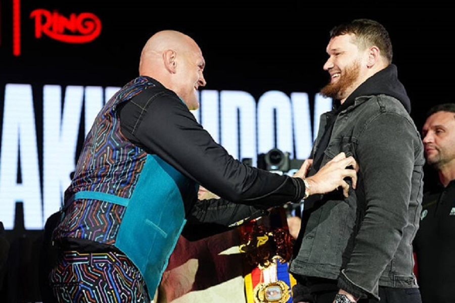 Фьюри и Махмудов провели первую битву взглядов перед боксёрским поединком