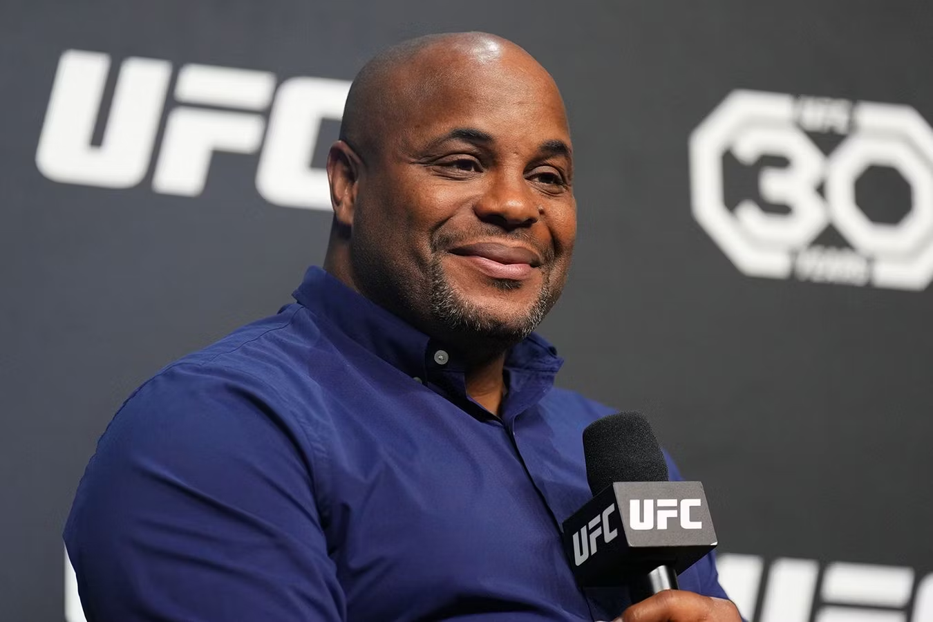Кормье назвал Волкова главным претендентом на титульный бой в UFC после победы над Куниевым