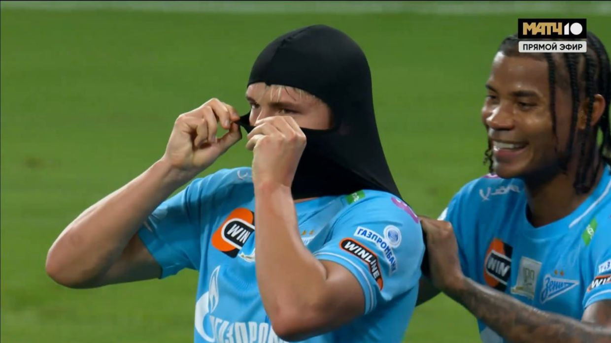 Фото: Мостовой после попытки похищения отпраздновал гол, надев балаклаву