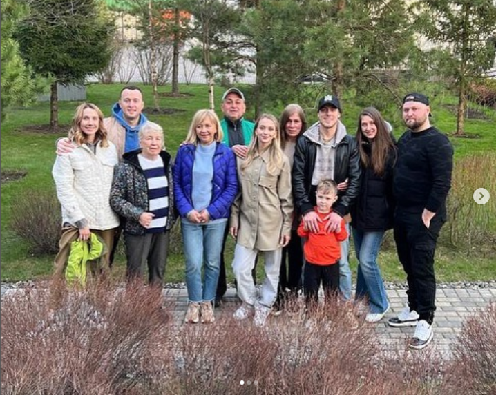 Виктория Синицина и Никита Кацалапов в кругу семьи и друзей