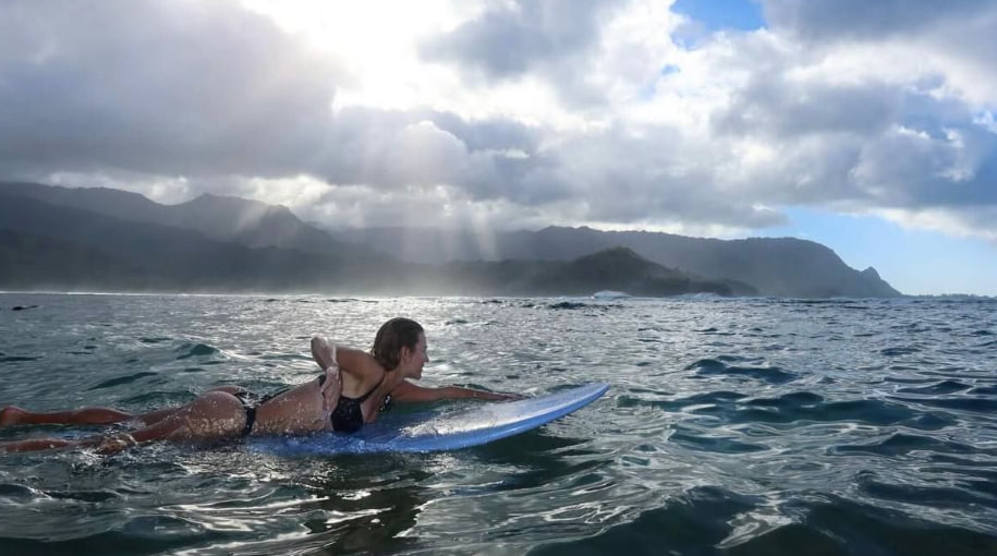 Анна Калинская опубликовала новые фотографии с отпуска в купальнике