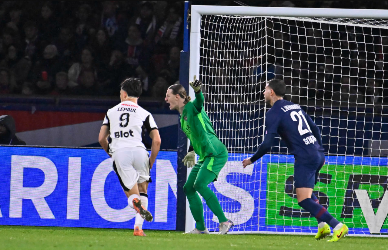"Сафонов утёр нос Шевалье". Франция в восторге от игры российского вратаря ПСЖ