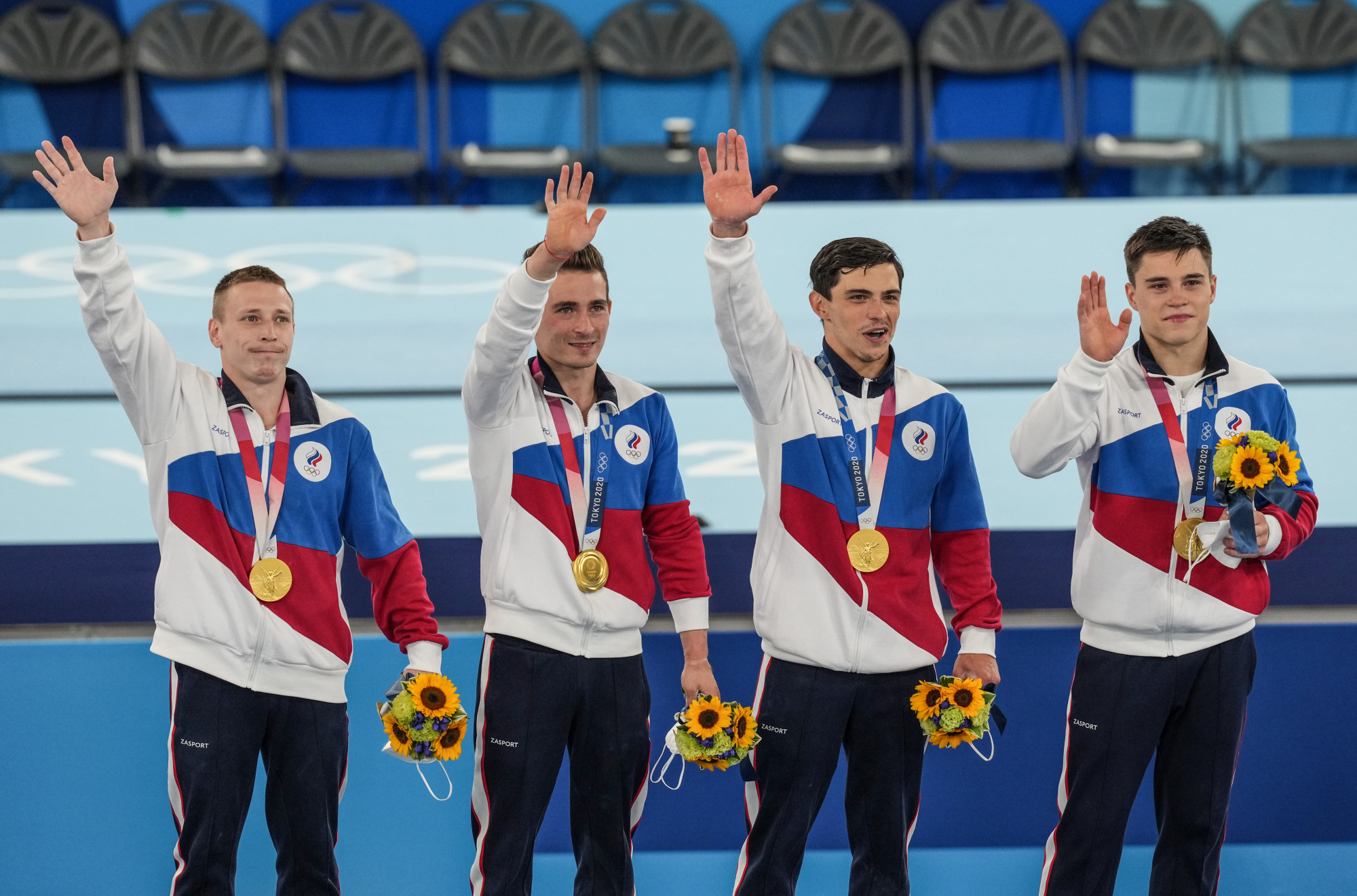 Российские гимнасты (слева направо: Денис Аблязин, Давид Белявский, Артур Далалоян и Никита Нагорный) на пьедестале почёта командного первенства ОИ-2020