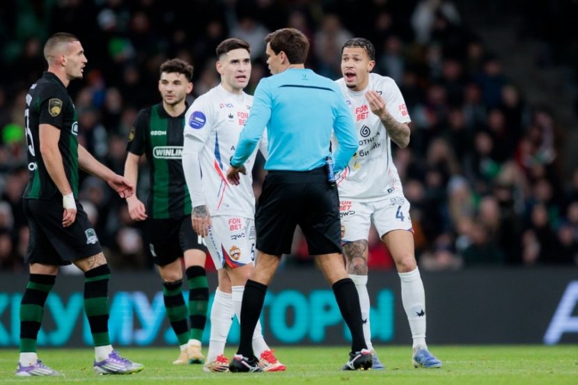 Игроки ЦСКА спорят с Кириллом Левниковым