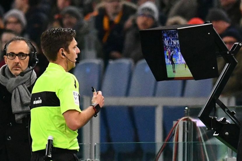 Арбитр смотрит повтор