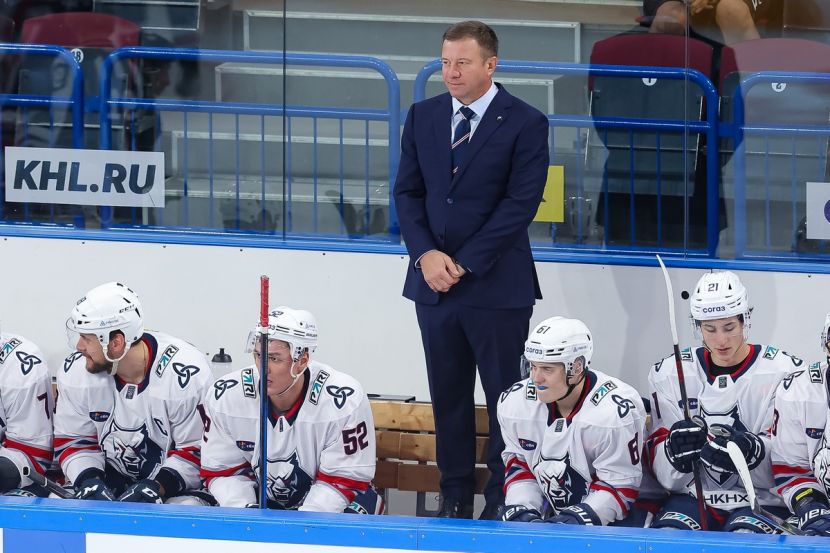 Олег Леонтьев и игроки "Нефтехимика"