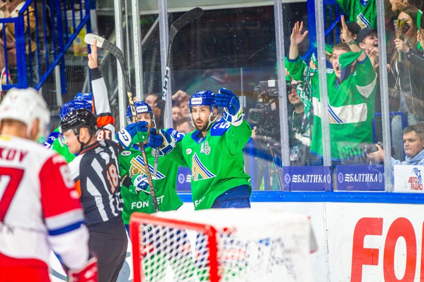 Судья и игроки Салавата Юлаева